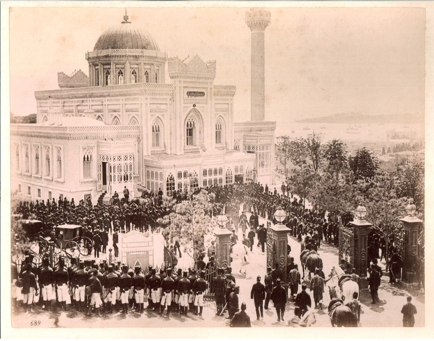 Constantinople, Stanboul, Istanbul, Mosquée Yildiz Hamidiye, Cérémonie du Selamlik, Empire Ottoman, Turquie.1880. Photo Albuminée originale. Format 20 x 25,6cm monté sur carton 21x27cm.
