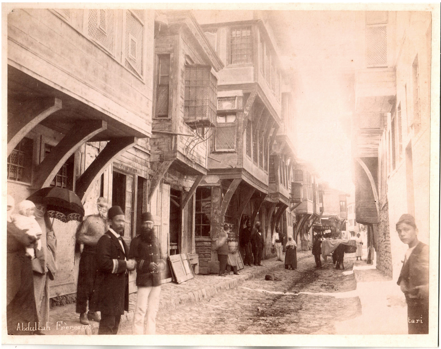 Constantinople, Stanboul, Istanbul, Maisons Juives dans le quartier de Scutari, Empire Ottoman, Turquie. Format photo 19,5 x 25,5cm. 1880. Photo Abdullah Frères, Photo Albuminée originale. Format 19,5 x 25,5cm monté sur carton 21x27cm.