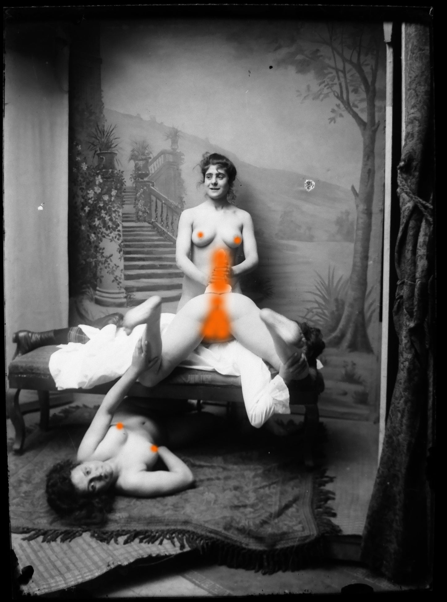 Nu, Nude, Curiosa, Erotisme, trois jeunes femmes.Plaque de verre négative 13x18cm , Photo image négatif sur verre 1900'. ARDECHE PHOTO ANTIQUE