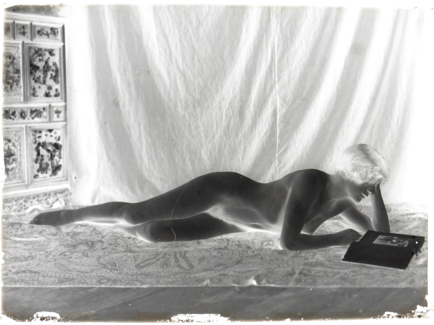 Nu, Nude, Curiosa, Erotisme, une jeune femme et son livre.Plaque de verre négative 13x18cm , Photo image négatif sur verre 1900'. ARDECHE PHOTO ANTIQUE
