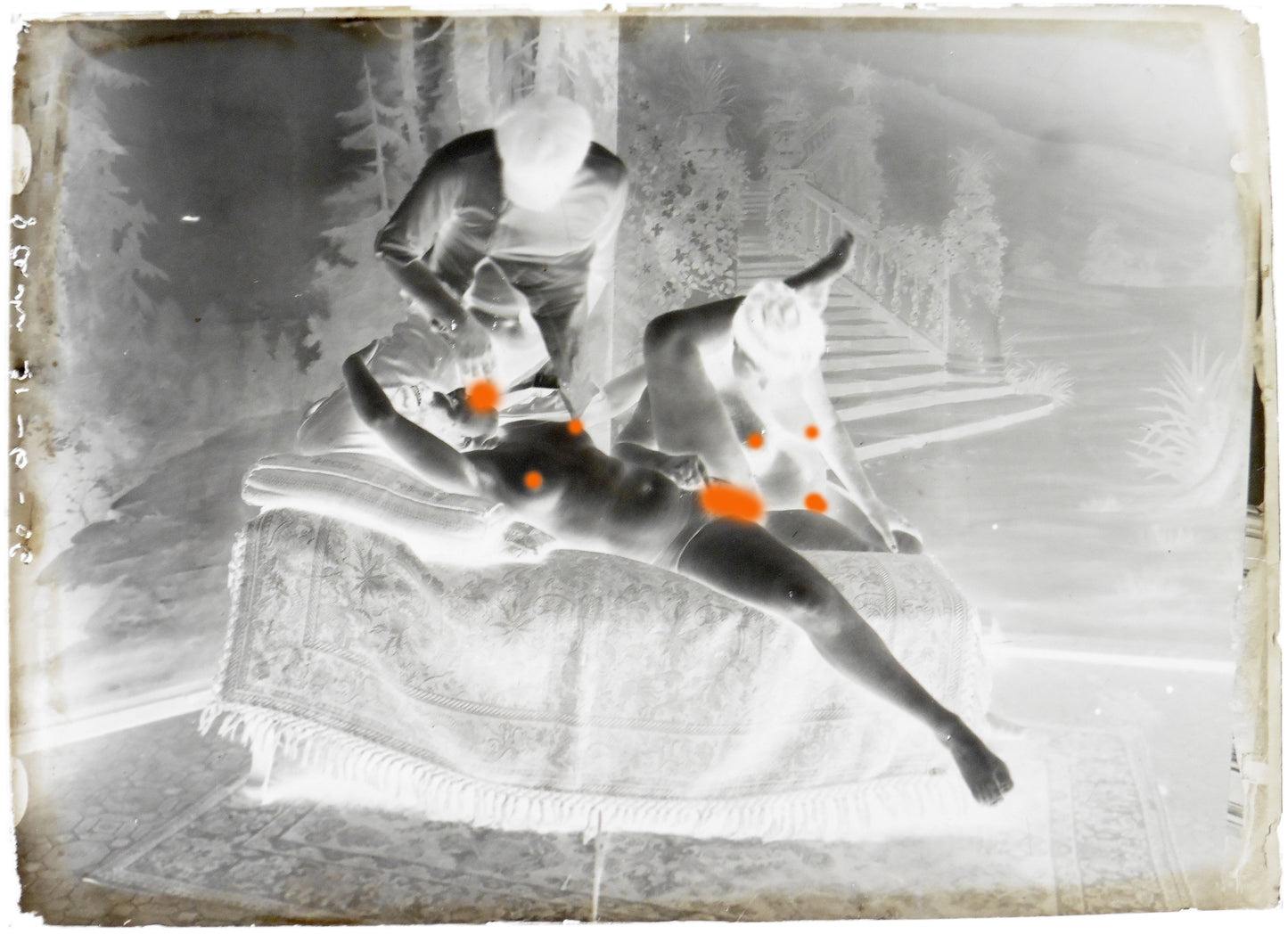 Nu, Nude, Curiosa, Erotisme, Deux jeunes femmes et leurs photographe.Plaque de verre négative 13x18cm , Photo image négatif sur verre 1900'. ARDECHE PHOTO ANTIQUE