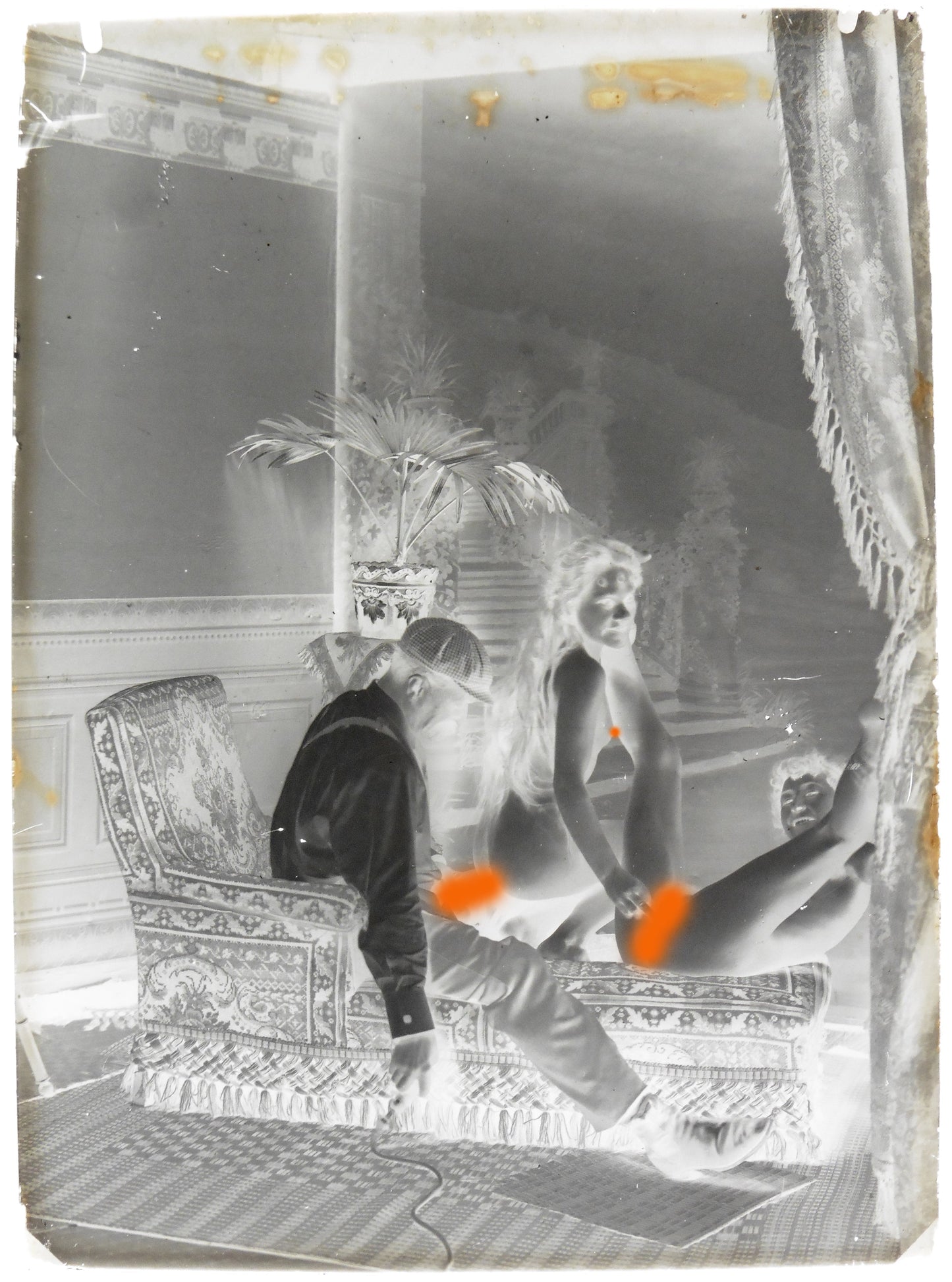 Nu, Erotisme, Deux femmes acrobates et le photographe.Plaque de verre négative 13x18cm , Photo image négatif sur verre 1900'. ARDECHE PHOTO ANTIQUE