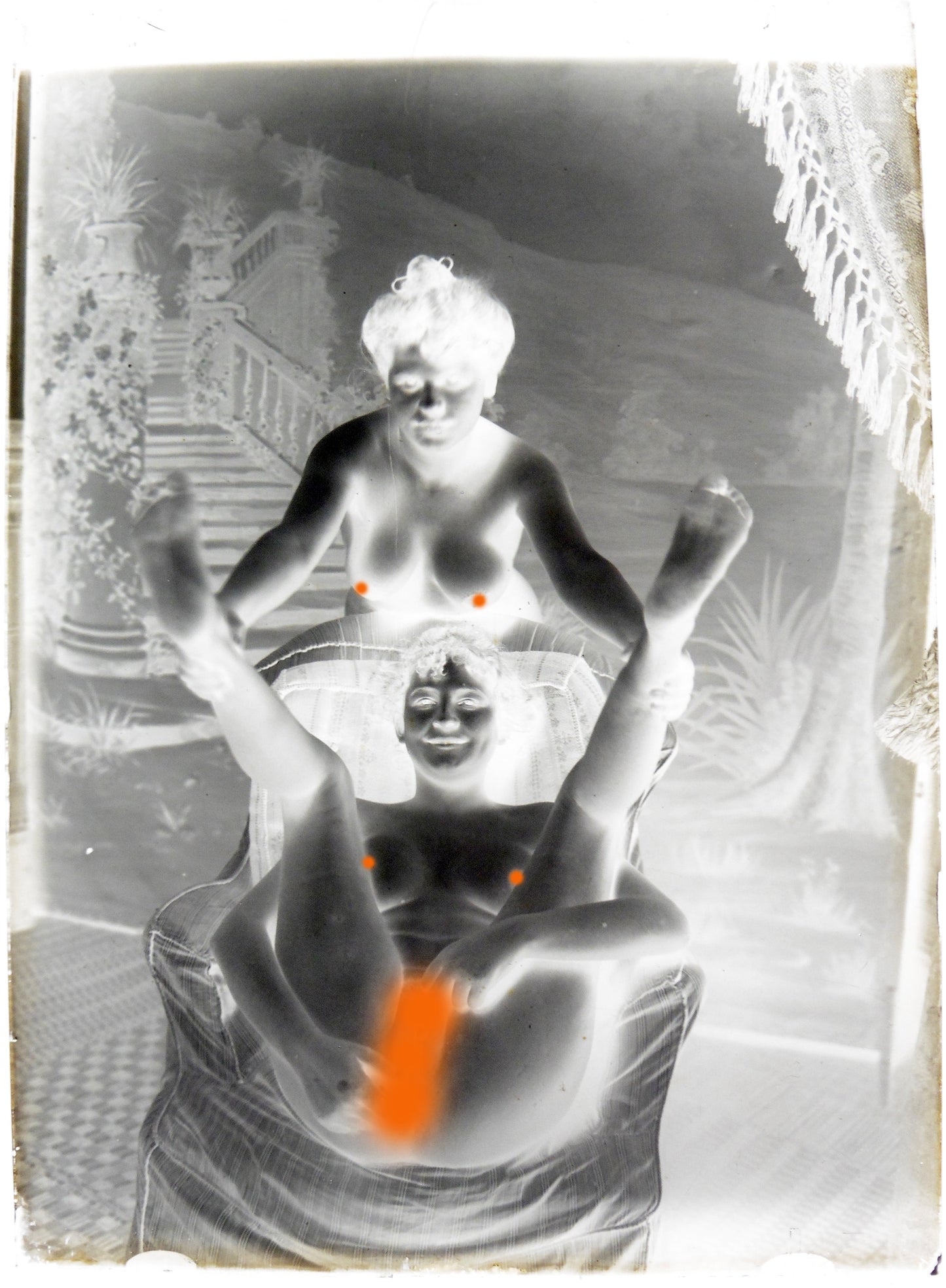 Nu, Nude, Curiosa, Erotisme, Deux jeunes femmes et une acrobatie.Plaque de verre négative 13x18cm , Photo image négatif sur verre 1900'. ARDECHE PHOTO ANTIQUE