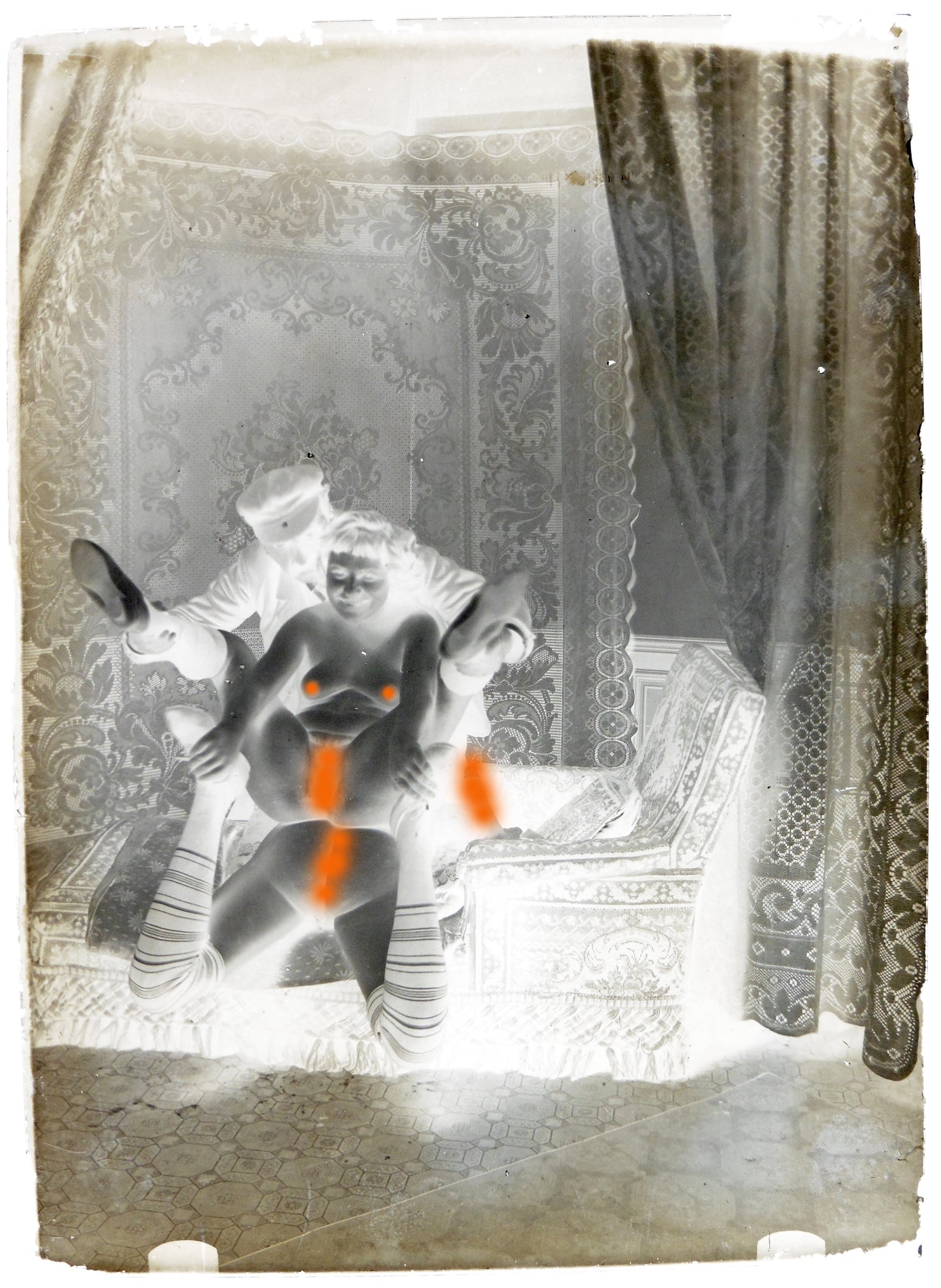 Nu, Erotisme, Artistique, Deux femmes et le Photographe sur le canapé.Plaque de verre négative 13x18cm , Photo image négatif sur verre 1900'. ARDECHE PHOTO ANTIQUE