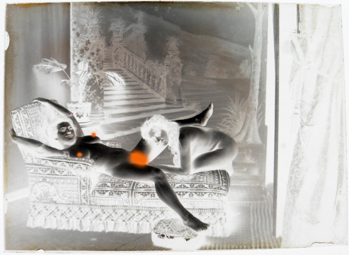 Nu, Erotisme, Artistique, Deux femmes sur le canapé.Plaque de verre négative 13x18cm , Photo image négatif sur verre 1900'. ARDECHE PHOTO ANTIQUE