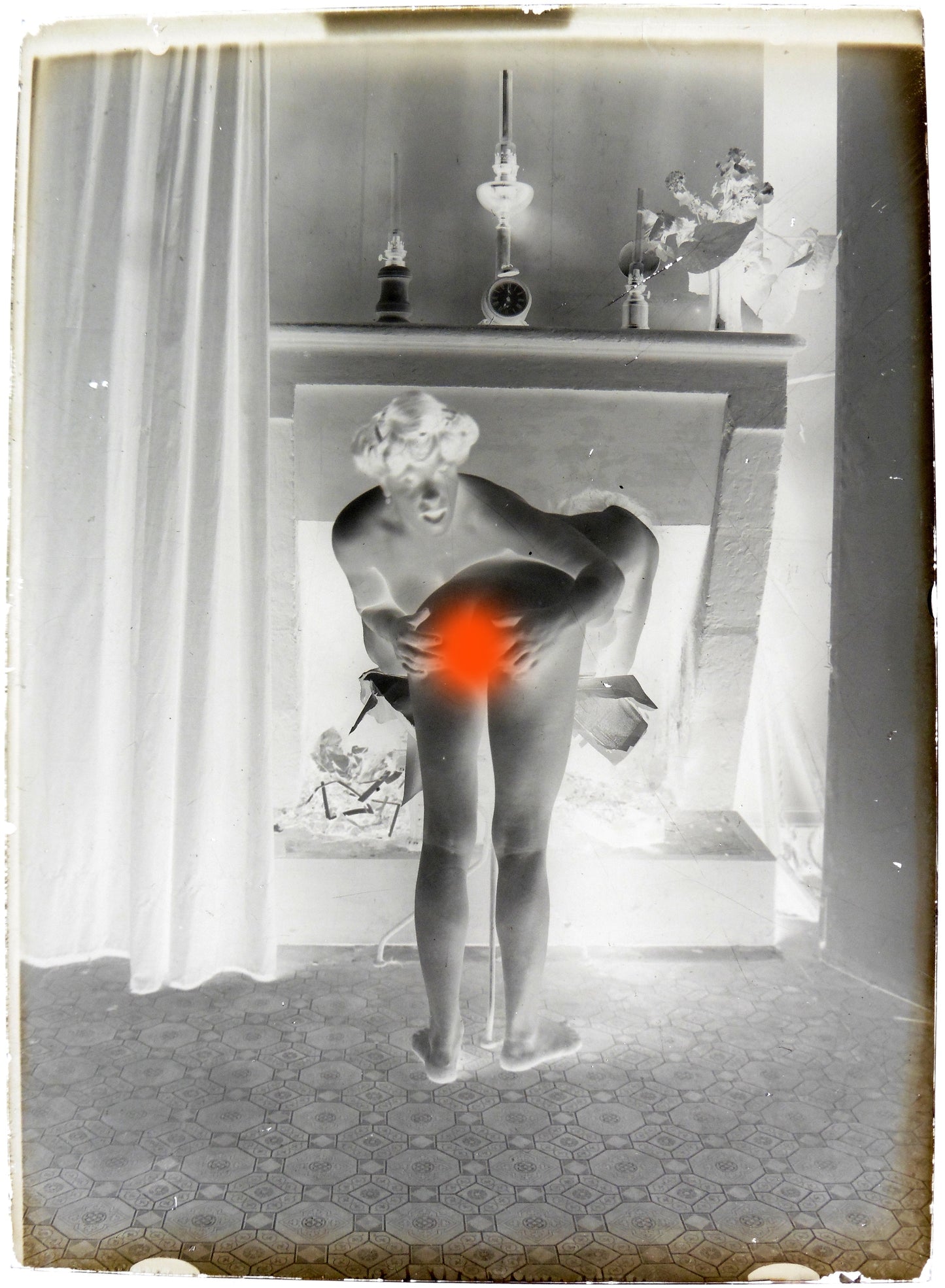 Nu, Erotisme, Artistique, Deux femmes et cheminée.Plaque de verre négative 13x18cm , Photo image négatif sur verre 1900'. ARDECHE PHOTO ANTIQUE
