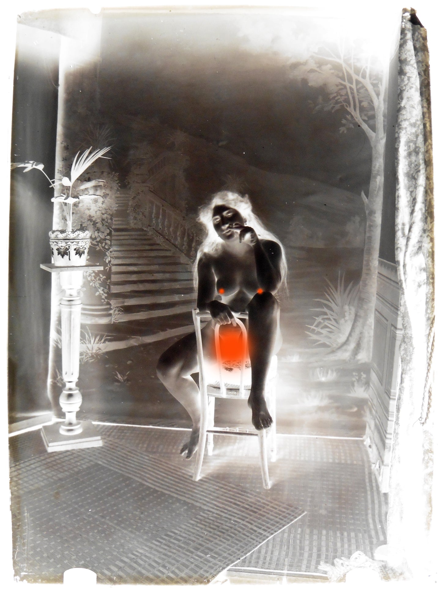 Nu, Erotisme, Artistique, Une femme à la cigarette.Plaque de verre négative 13x18cm , Photo image négatif sur verre 1900'. ARDECHE PHOTO ANTIQUE