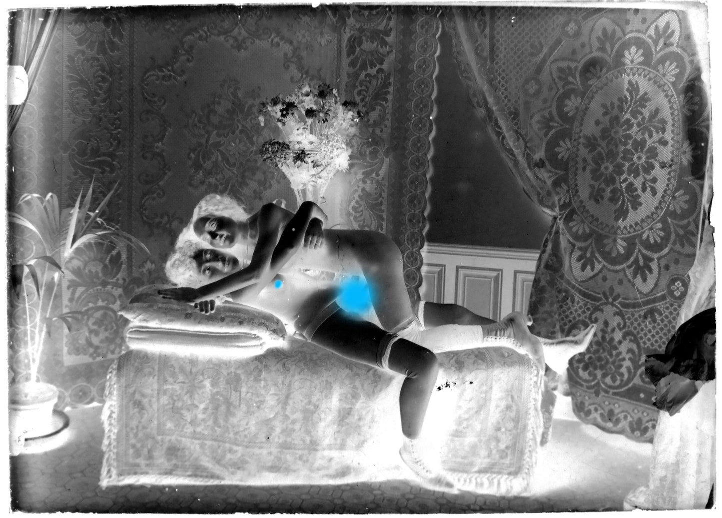 Nu, Erotisme, Artistique, Une femme avec une femme et accessoire.Plaque de verre négative 13x18cm , Photo image négatif sur verre 1900'. ARDECHE PHOTO ANTIQUE