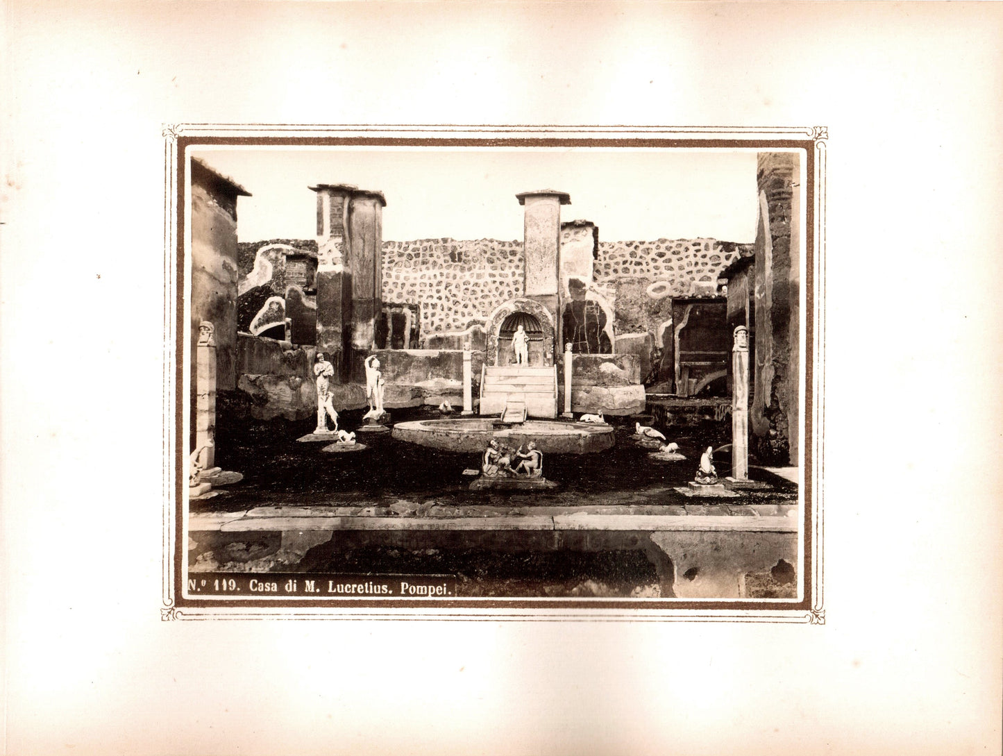 Pompei.Italie.Italia.Napoli."Casa di M.Lucretius".Pompei"N°119.Naples.Photo Originale Albuminée 1880.Animée de personnages. ARDECHE PHOTO ANTIQUE