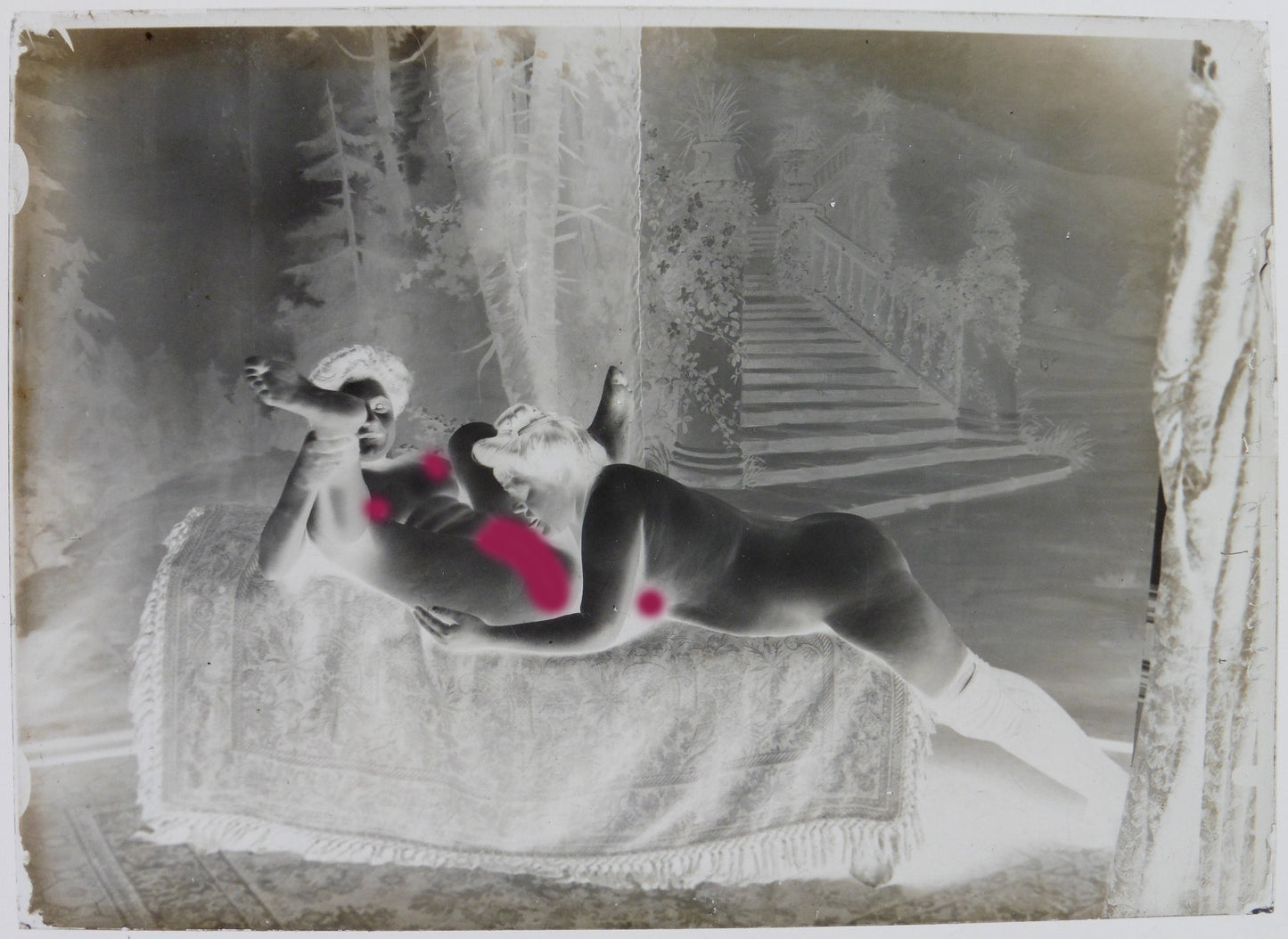 Nu, Nude, Curiosa, Erotisme, deux jeunes femmes dénudée allongées sur un canapé.Plaque de verre négative 13x18cm , Photo image négatif sur verre 1900'. réf:466