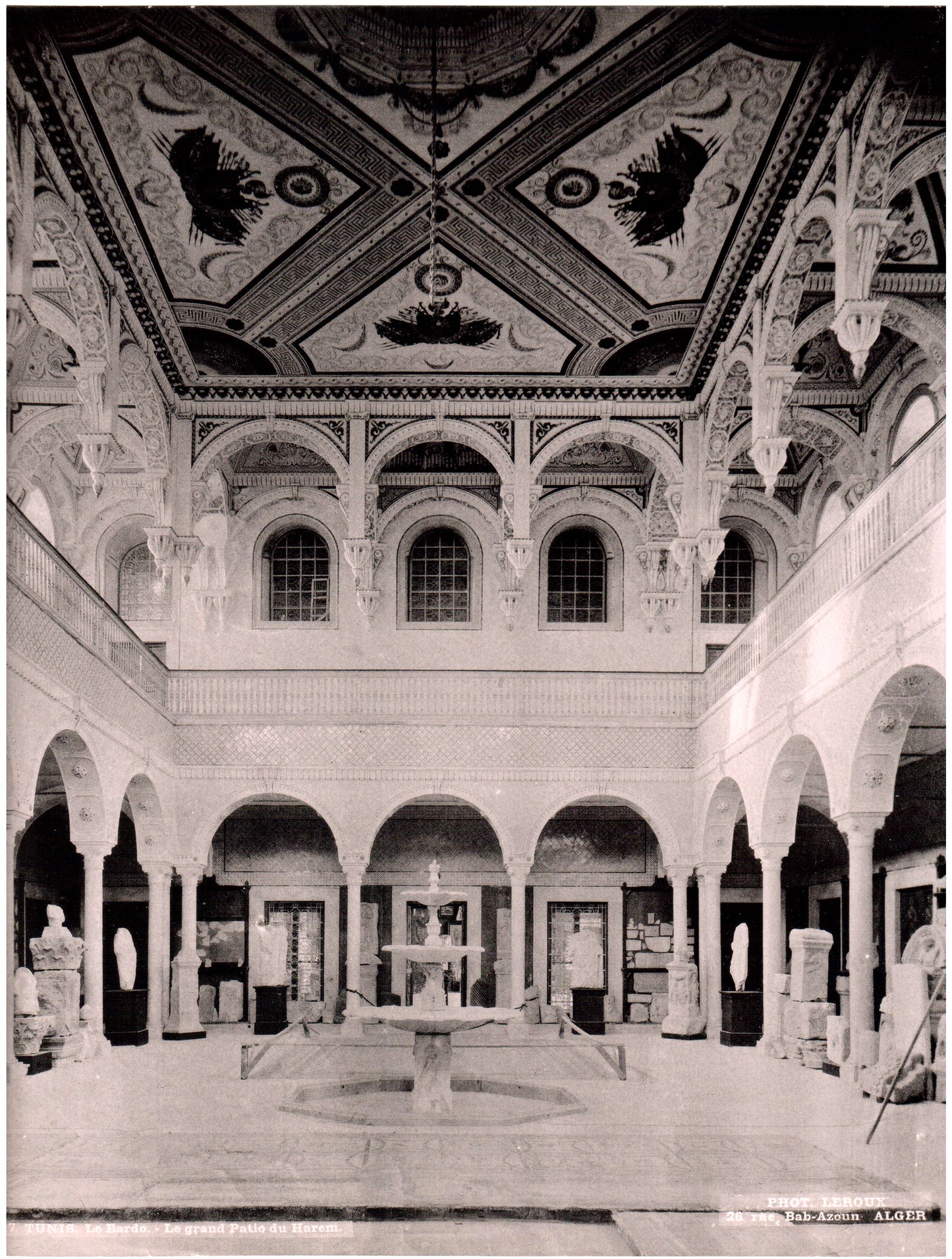 Leroux. Tunisie.Le Bardo.Le Grand Patio du Harem. Photo 22,8 x 28,2cm. 1890. Photo LEROUX, 26 rue Bab-Azoum à Alger.