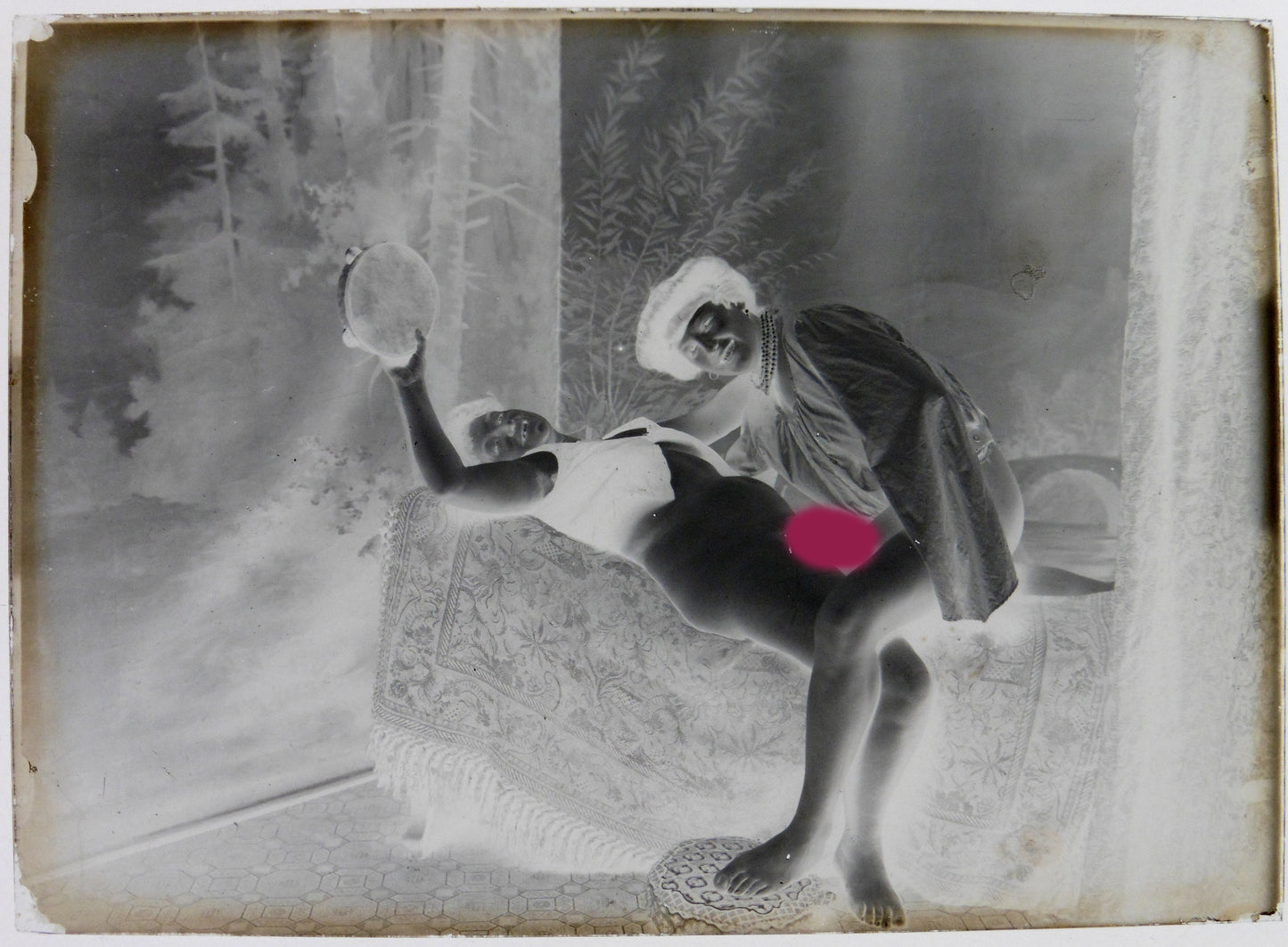 Nu, Nude, Curiosa, Erotisme, deux jeunes femmes dénudées et tambourin.Plaque de verre négative 13x18cm , Photo image négatif sur verre 1900'. réf:471