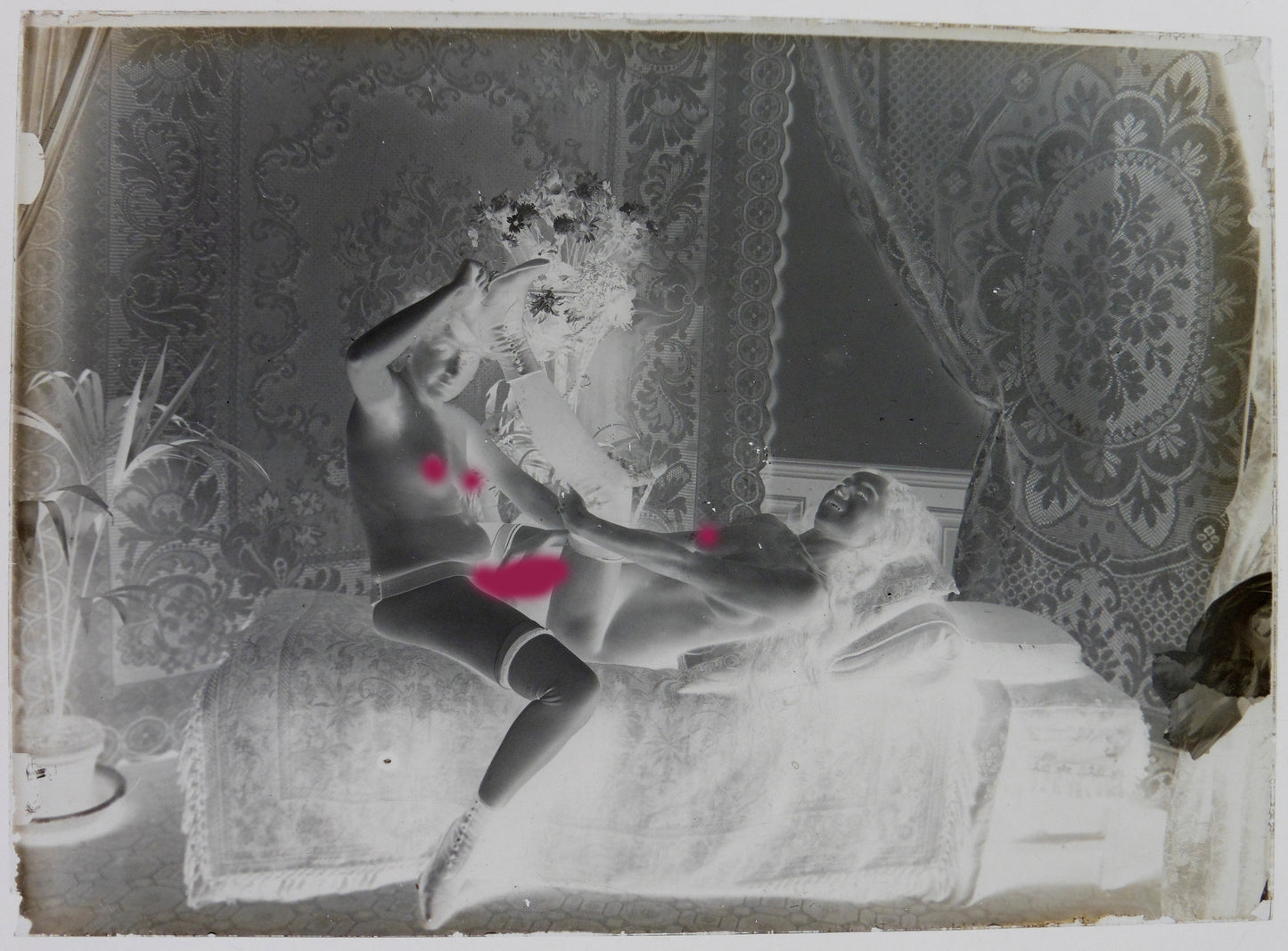 Nu, Nude, Curiosa, Erotisme, deux jeunes femmes dénudées.Plaque de verre négative 13x18cm , Photo image négatif sur verre 1900'. réf:472