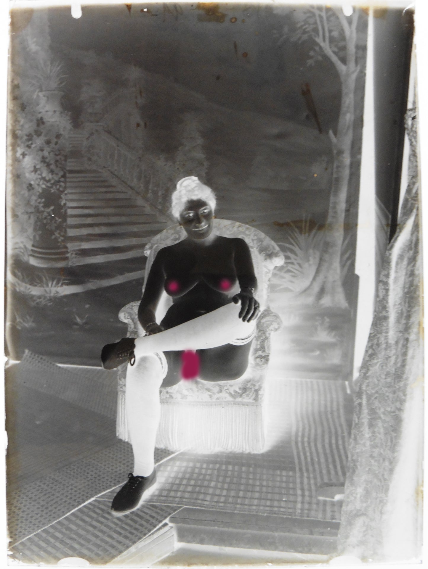 Nu, Nude, Curiosa, Erotisme, une jeune femme sur un canapé.Plaque de verre négative 13x18cm , Photo image négatif sur verre 1900'.