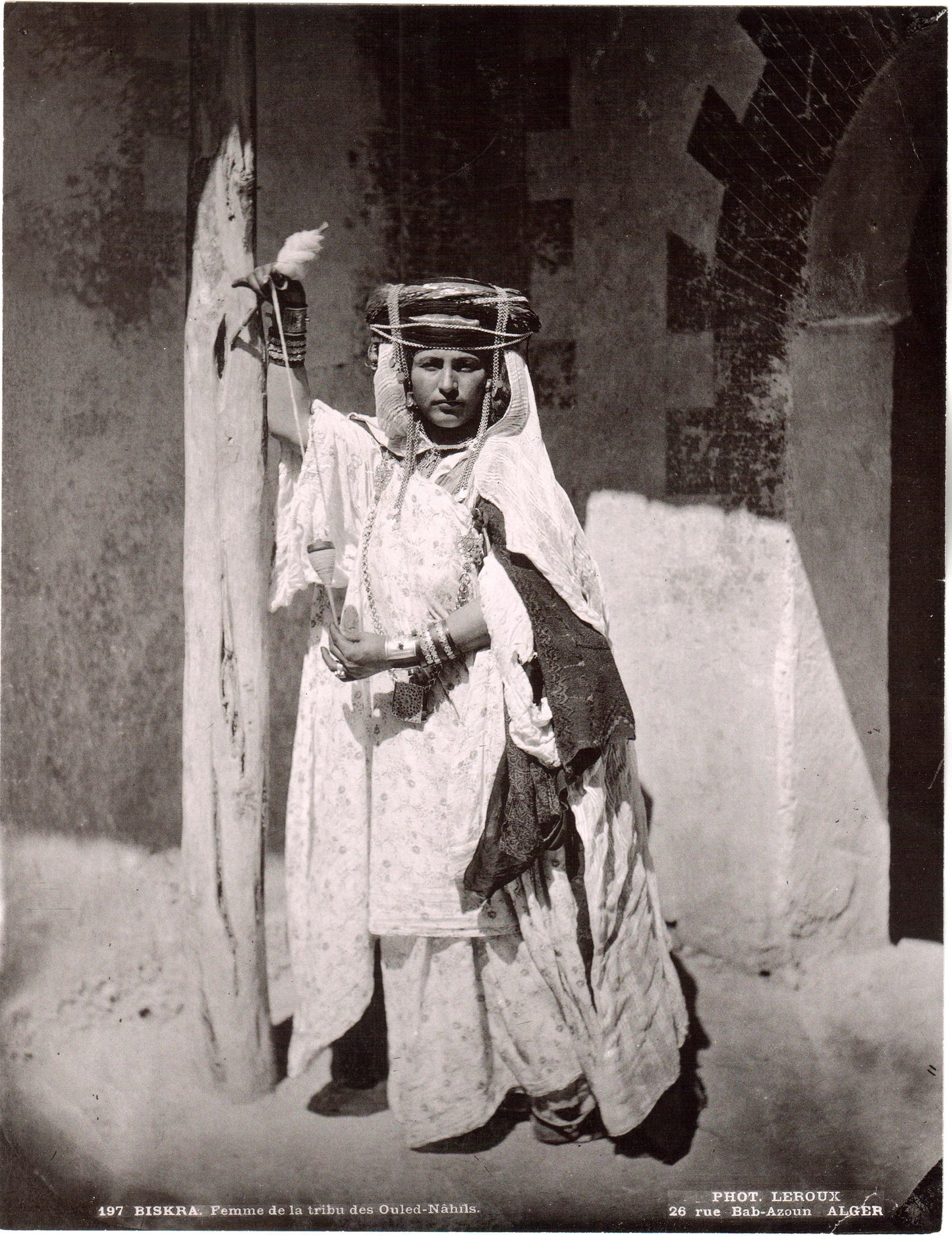 Leroux. Alger. Algérie. Biskra.Femme de la Tribu des Ouled-Nâhïls. Photo 19,7x25,6cm. 1890. Photo LEROUX, 26 rue Bab-Azoum à Alger.