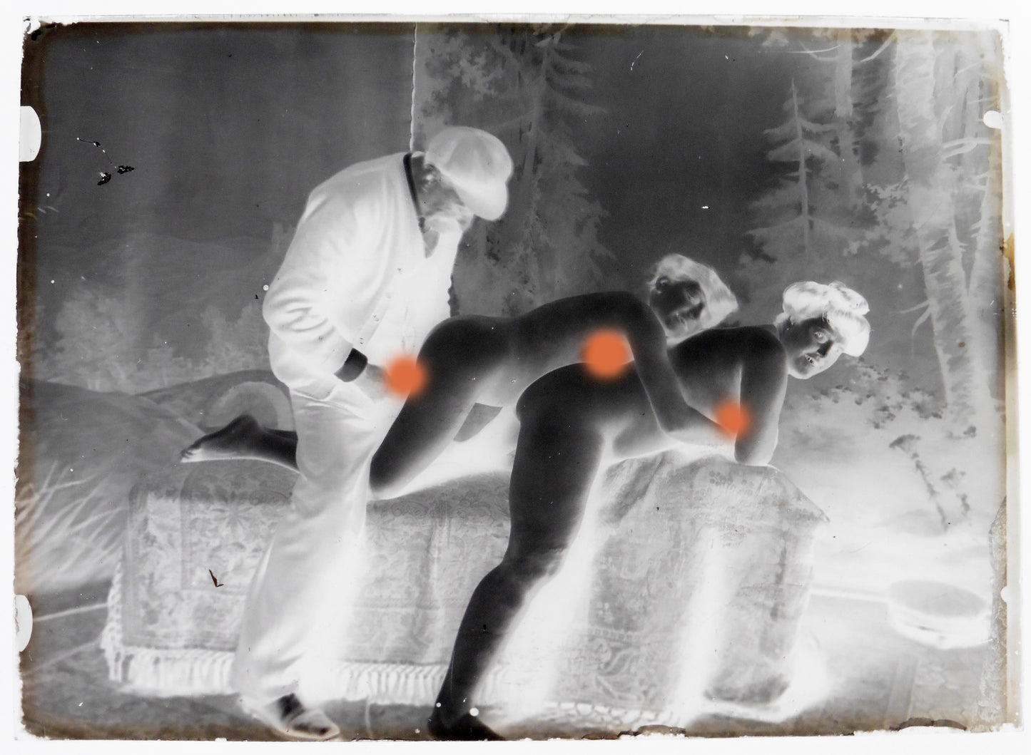Nu.Nude.Desnudo.Curiosa.Le Photographe et ses jeunes femmes modèles.Plaque de verre Négative 13x18cm., Photo image négatif sur verre 1900'.