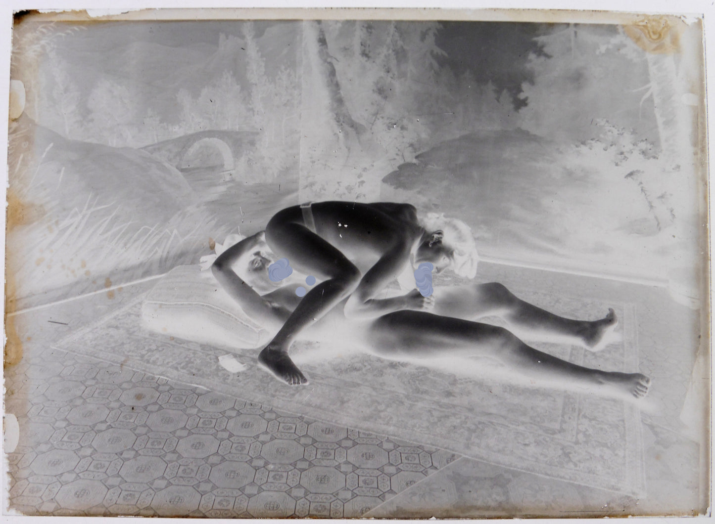 Nu, Erotisme, Artistique, Deux femmes nues sur un tapis.Plaque de verre négative 13x18cm , Photo image négatif sur verre 1900'.Réf:489