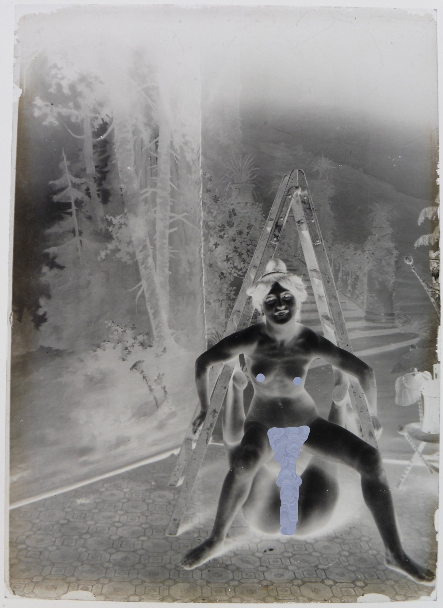 Nu, Erotisme, Artistique, Deux femmes nues et un escabeau.Plaque de verre négative 13x18cm , Photo image négatif sur verre 1900'.Réf:490