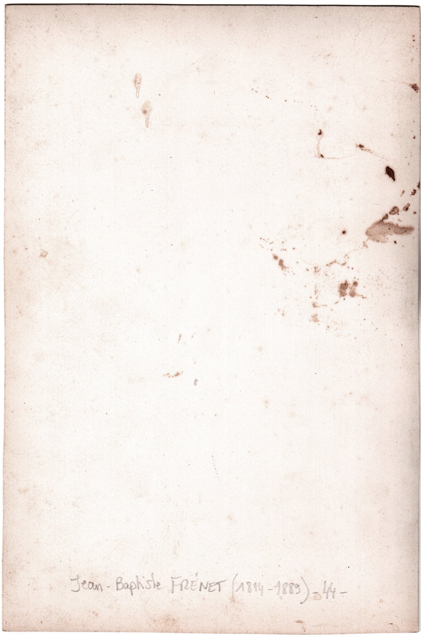 Jean-Baptiste Frénet (1814-1889).Photographie. Portrait de trois quart d'une belle jeune femme aux nombreux bijoux et à la tête inclinée, un regard serein, tenant dans sa main droite un éventail, c 1855-1862. Tirage sur papier albuminé, format 15x22,5cm