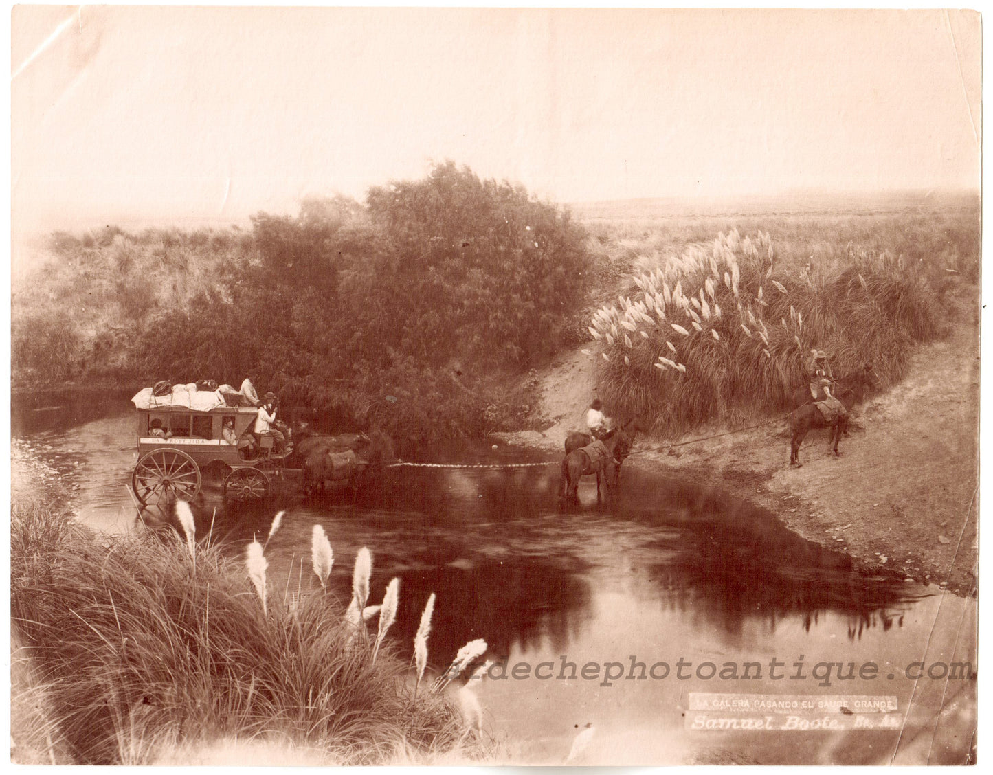 Argentine.Argentina 1880.La Galera (la Protejida) pasando el rio "Sauce Grande" Photo Albuminée originale de Samuel Boote,Bs As.Format photo 16,7 x 21,2cm.