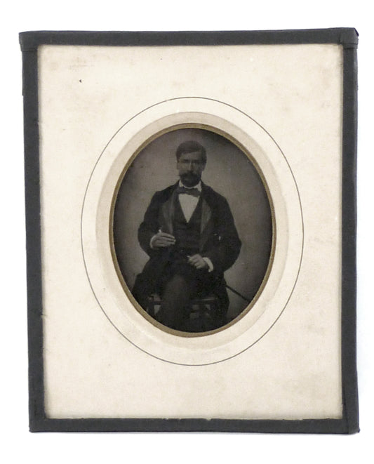 Ambrotype quart de plaque, d'un homme à la canne.Format visible 7,5x9,5cm.Format extérieur 14,5x17,5cm.