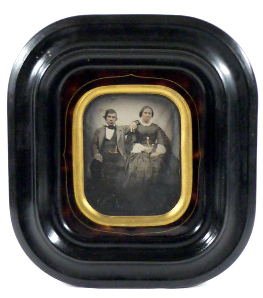 Ambrotype par THOMAS à Paris, quart de plaque, réhaussé à l'or, d'un couple.Format visible 8x10cm.Dans un cadre d'époque de format 20x22cm.