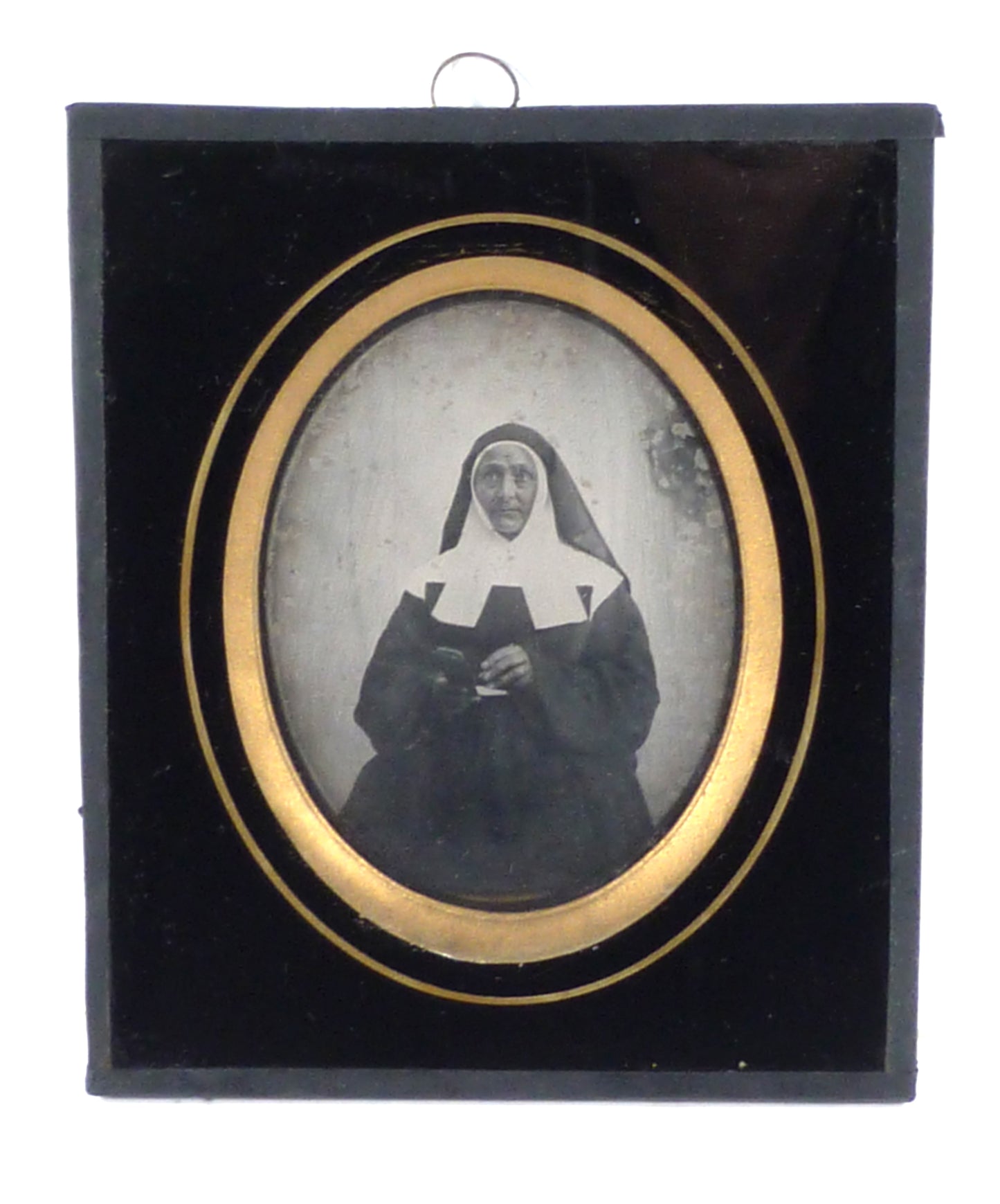 Ambrotype d'une religieuse, son crayon à la main, bonne soeur, none.Quart de plaque, format visible 7,5x9,5cm.Format extérieur 12,8x15,1cm.