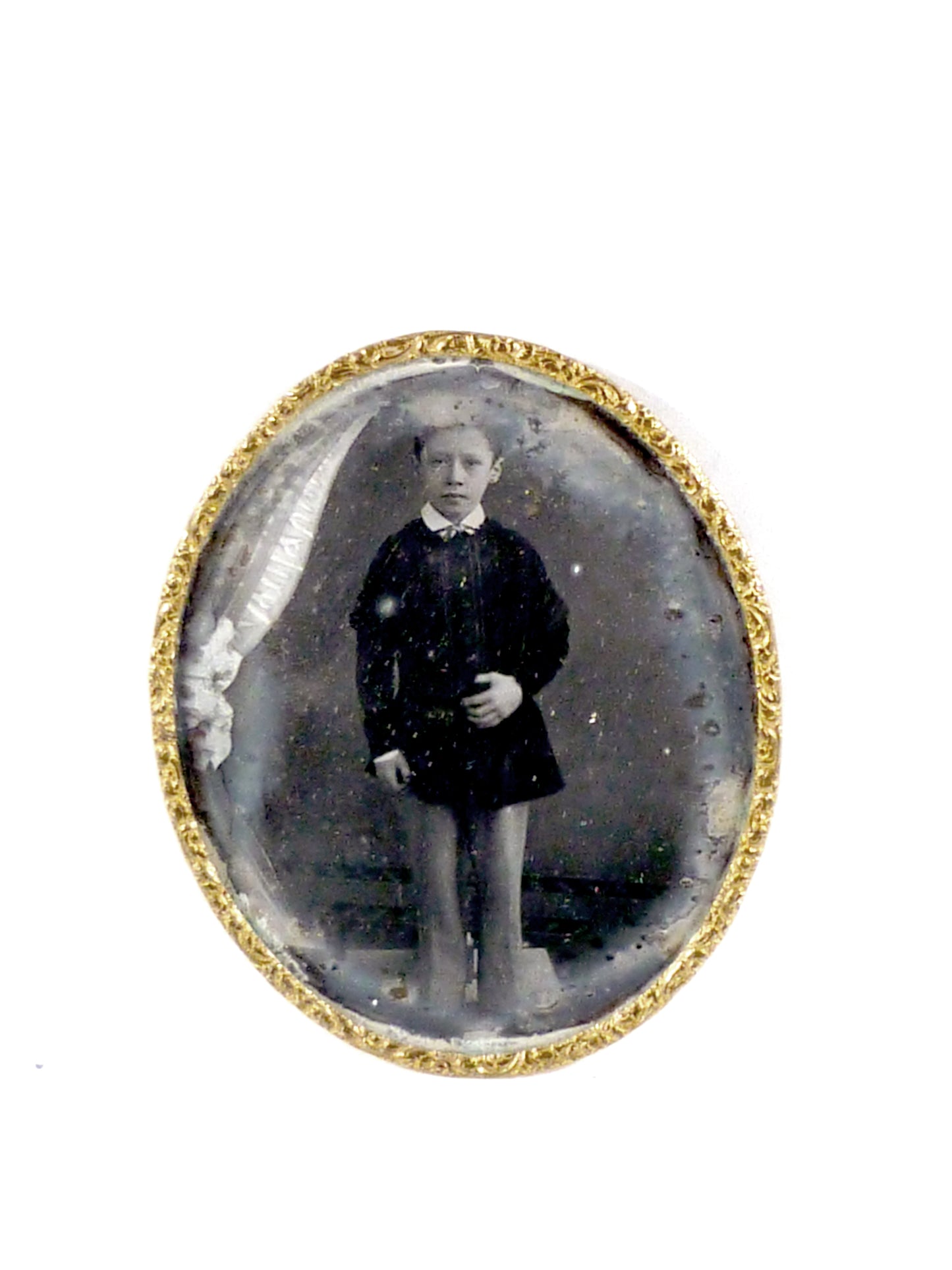 Daguerréotype 1849 d'un petit garçon nommé "Henri FOLET" dans un petit médaillon 6,5x7,5cm.Garçonnet en pied.