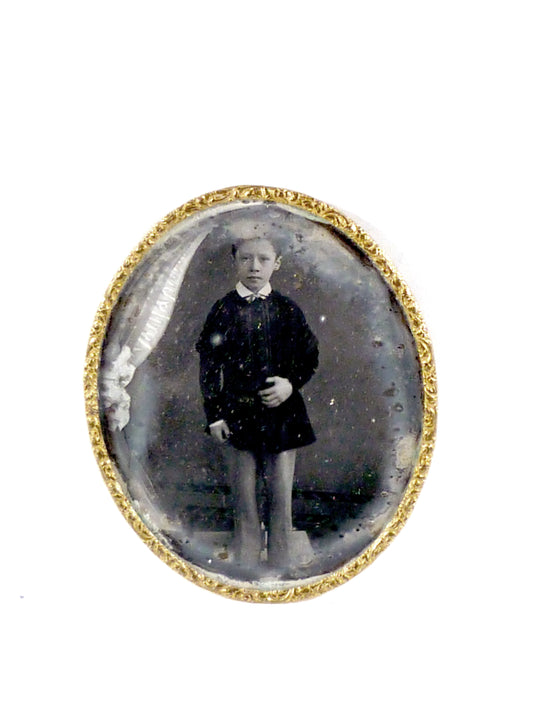 Daguerréotype 1849 d'un petit garçon nommé "Henri FOLET" dans un petit médaillon 6,5x7,5cm.Garçonnet en pied.