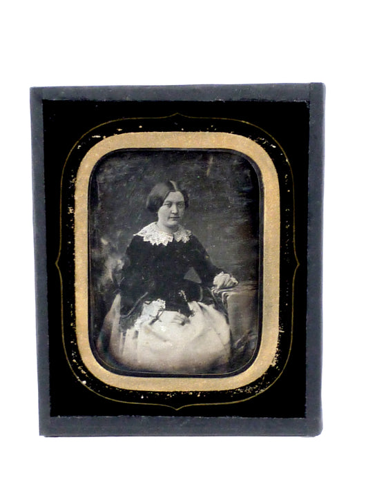 Daguerréotype d'une jeune femme aux habits de dentelle.Format visible de l'image 9x12cm.Format extérieur 14,5x18cm.