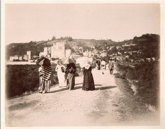 Anatolie Hissar, Empire Ottoman, Turquie.. Format photo 19,5 x 25,5cm. 1880. Photo Abdullah Frères, Photographes de sa Majesté le Sultan à Constantinople. Photo Albuminée originale. Format 20 x 25,5cm monté sur carton 21x27cm.