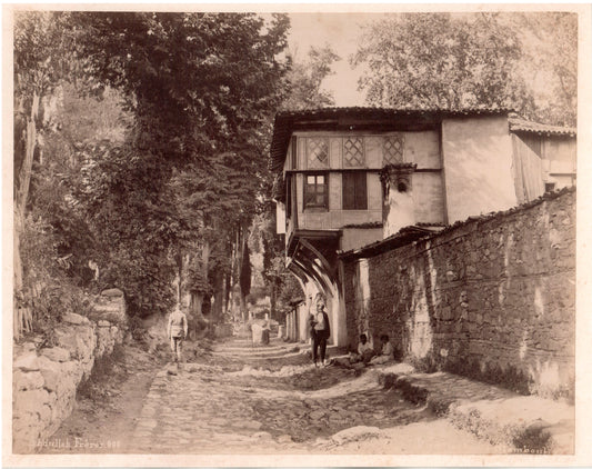 Constantinople, Stanboul, Istanbul, quartier Turc, Empire Ottoman, Turquie. 1880. Photo Abdullah Frères, Photographes de sa Majesté le Sultan à Constantinople. Photo Albuminée originale. Format 19,9 x 25,4cm monté sur carton 21x26,8cm.