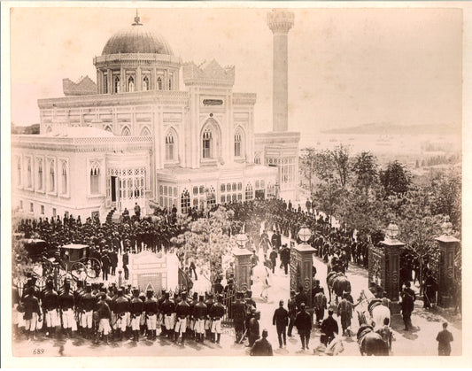 Constantinople, Stanboul, Istanbul, Mosquée Yildiz Hamidiye, Cérémonie du Selamlik, Empire Ottoman, Turquie.1880. Photo Albuminée originale. Format 20 x 25,6cm monté sur carton 21x27cm.