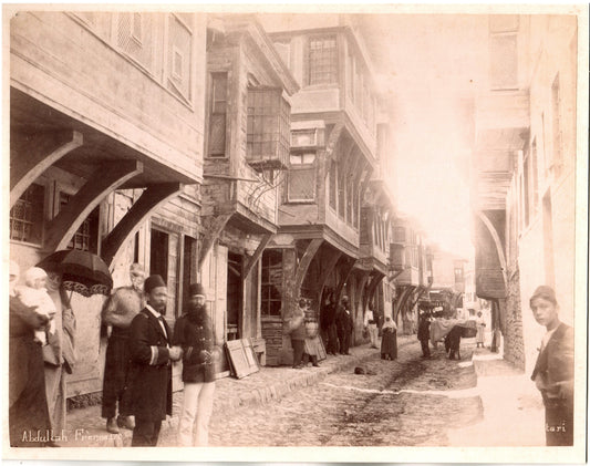 Constantinople, Stanboul, Istanbul, Maisons Juives dans le quartier de Scutari, Empire Ottoman, Turquie. Format photo 19,5 x 25,5cm. 1880. Photo Abdullah Frères,  Photo Albuminée originale. Format 19,5 x 25,5cm monté sur carton 21x27cm.