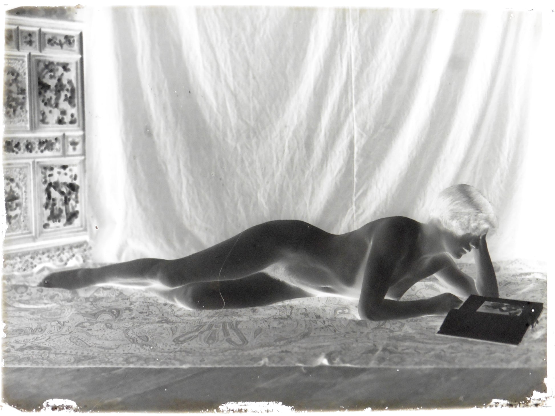 Nu, Nude, Curiosa, Erotisme, une jeune femme et  son livre.Plaque de verre négative 13x18cm , Photo image négatif sur verre 1900'. ARDECHE PHOTO ANTIQUE