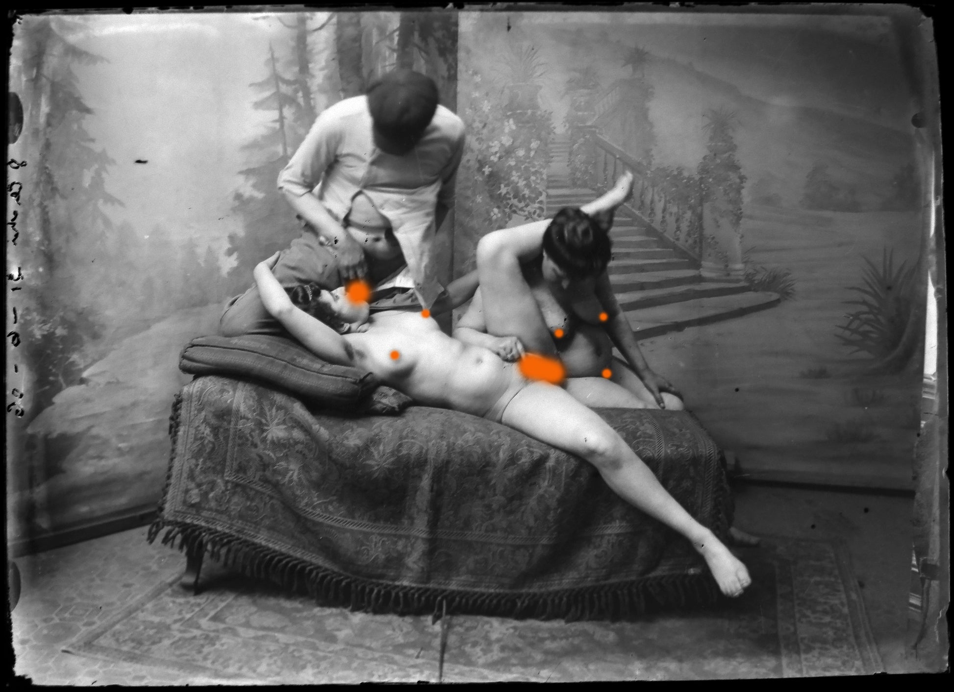 Nu, Nude, Curiosa, Erotisme, Deux jeunes femmes  et leurs photographe.Plaque de verre négative 13x18cm , Photo image négatif sur verre 1900'. ARDECHE PHOTO ANTIQUE