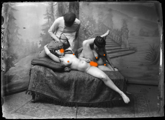 Nu, Nude, Curiosa, Erotisme, Deux jeunes femmes  et leurs photographe.Plaque de verre négative 13x18cm , Photo image négatif sur verre 1900'. ARDECHE PHOTO ANTIQUE