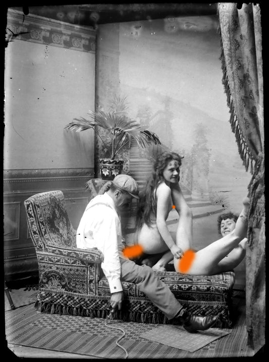 Nu, Erotisme, Deux femmes acrobates et le photographe.Plaque de verre négative 13x18cm , Photo image négatif sur verre 1900'. ARDECHE PHOTO ANTIQUE