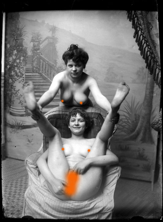 Nu, Nude, Curiosa, Erotisme, Deux jeunes femmes  et  une acrobatie.Plaque de verre négative 13x18cm , Photo image négatif sur verre 1900'. ARDECHE PHOTO ANTIQUE