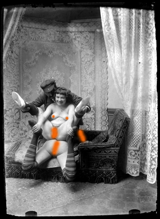 Nu, Erotisme, Artistique, Deux femmes et le Photographe sur le canapé.Plaque de verre négative 13x18cm , Photo image négatif sur verre 1900'. ARDECHE PHOTO ANTIQUE