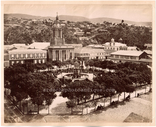Chile.Chili.Valparaiso, Plaza de la Victoria 1880.Photo Albuminée originale.Format photo 19x23,9cm