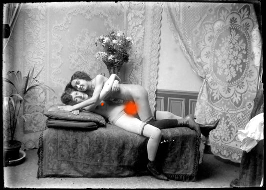 Nu, Erotisme, Artistique, Une femme avec une femme et accessoire.Plaque de verre négative 13x18cm , Photo image négatif sur verre 1900'. ARDECHE PHOTO ANTIQUE