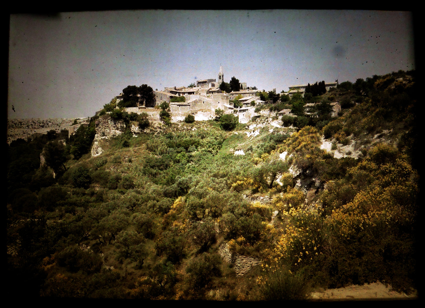 Autochrome Lumière 13X18.Un village Provençal. Autochrome original.Format 13x18cm montés sous verre. Photographie Couleur.