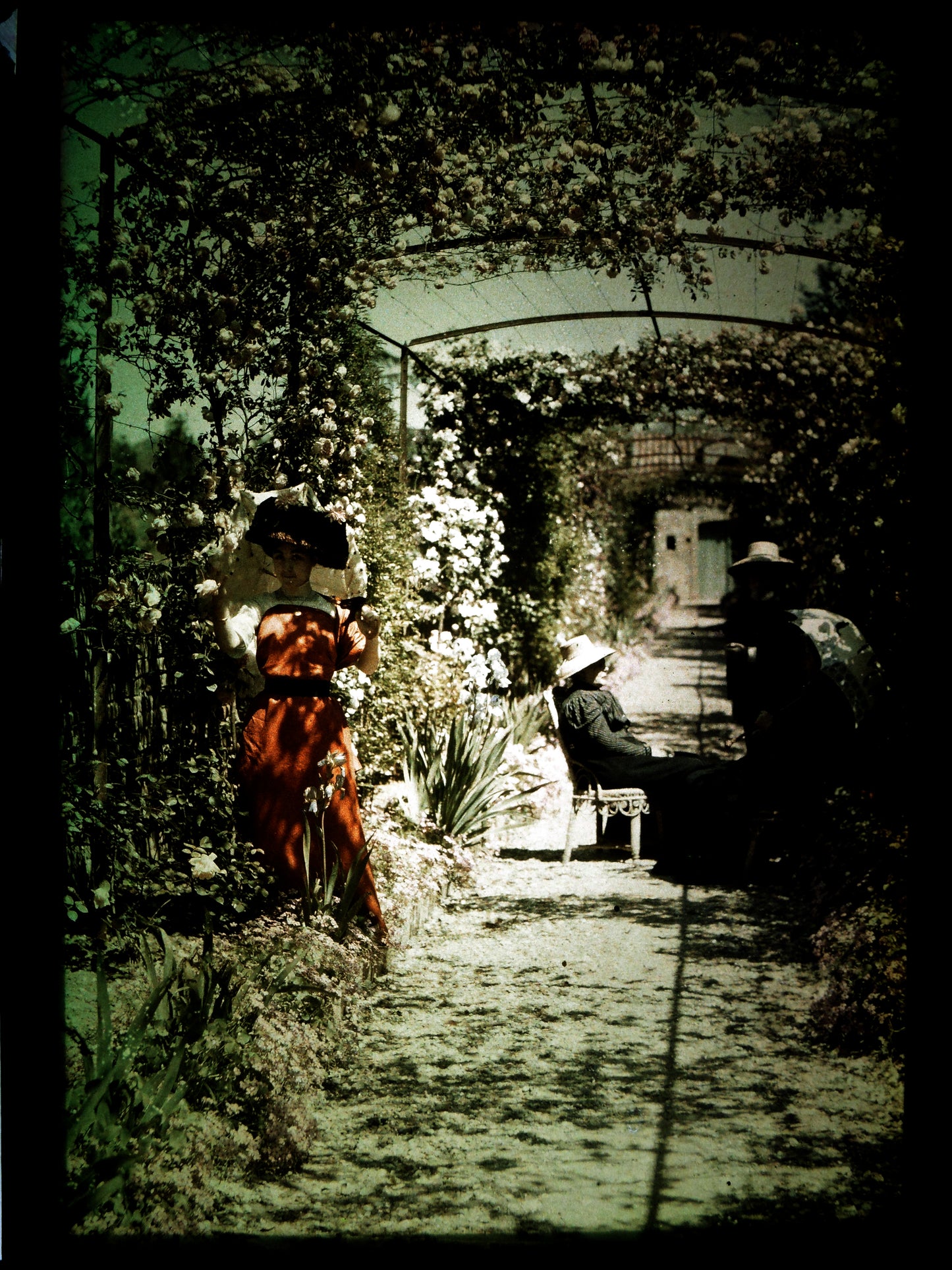 Autochrome Lumière 13X18."La Roseraie et ses personnages". Autochrome original.Format 13x18cm montés sous verre. Photographie Couleur.