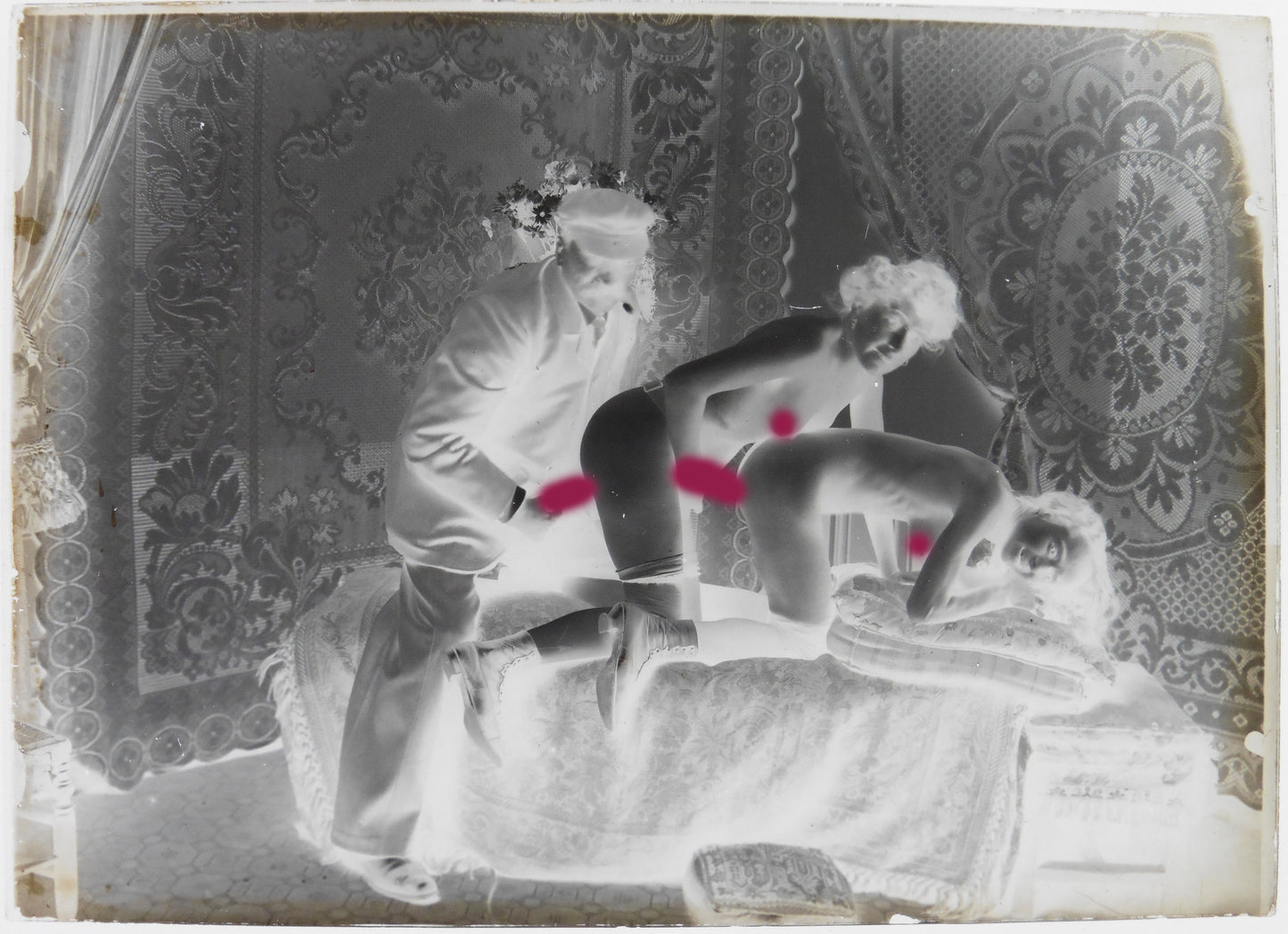 Nu, Nude, Curiosa, Erotisme, deux jeunes femmes dénudées et leurs photographe.Plaque de verre négative 13x18cm , Photo image négatif sur verre 1900'. réf:464