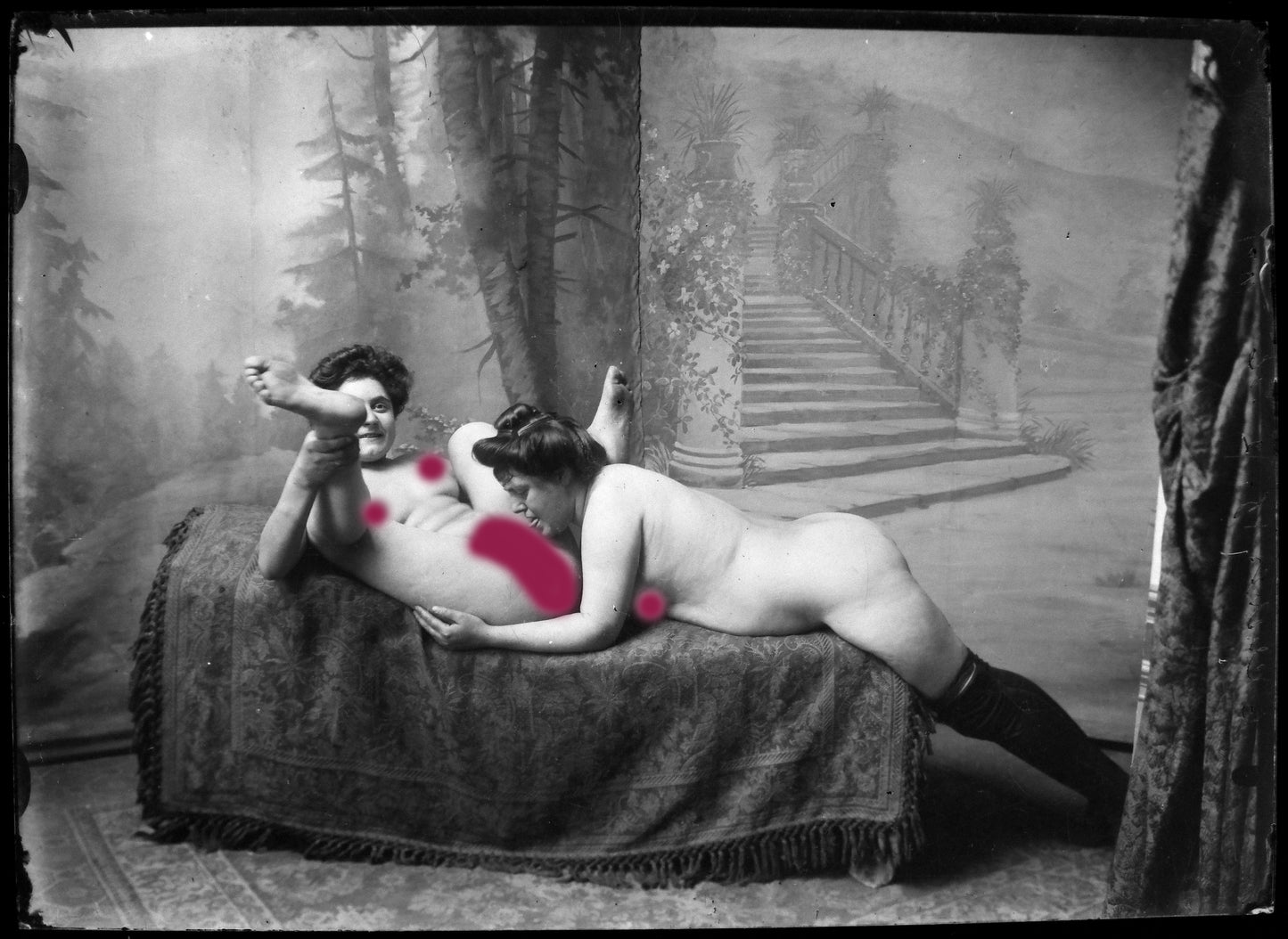 Nu, Nude, Curiosa, Erotisme, deux jeunes femmes dénudée allongées sur un canapé.Plaque de verre négative 13x18cm , Photo image négatif sur verre 1900'. réf:466