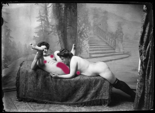 Nu, Nude, Curiosa, Erotisme, deux jeunes femmes dénudée allongées sur un canapé.Plaque de verre négative 13x18cm , Photo image négatif sur verre 1900'. réf:466