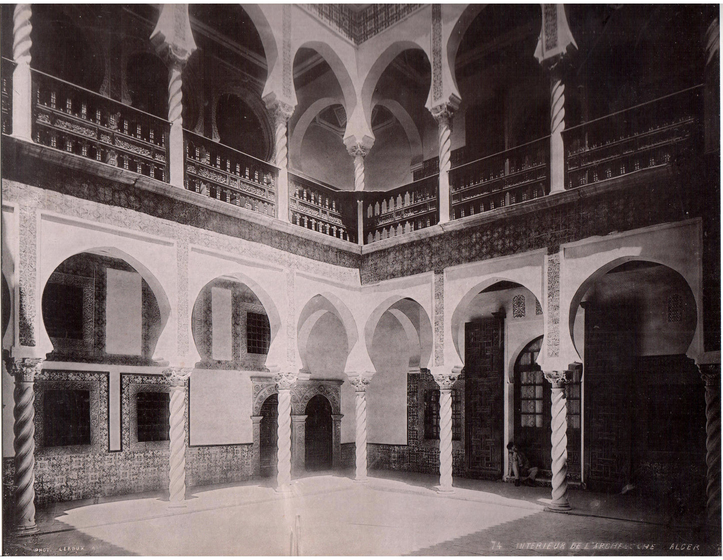 Leroux.Alger.Algérie.Alger Intérieur de l'Archevéché.Photo mécanique de format 22x27,5cm.Photo LEROUX, 26 rue Bab-Azoum à Alger.1890.