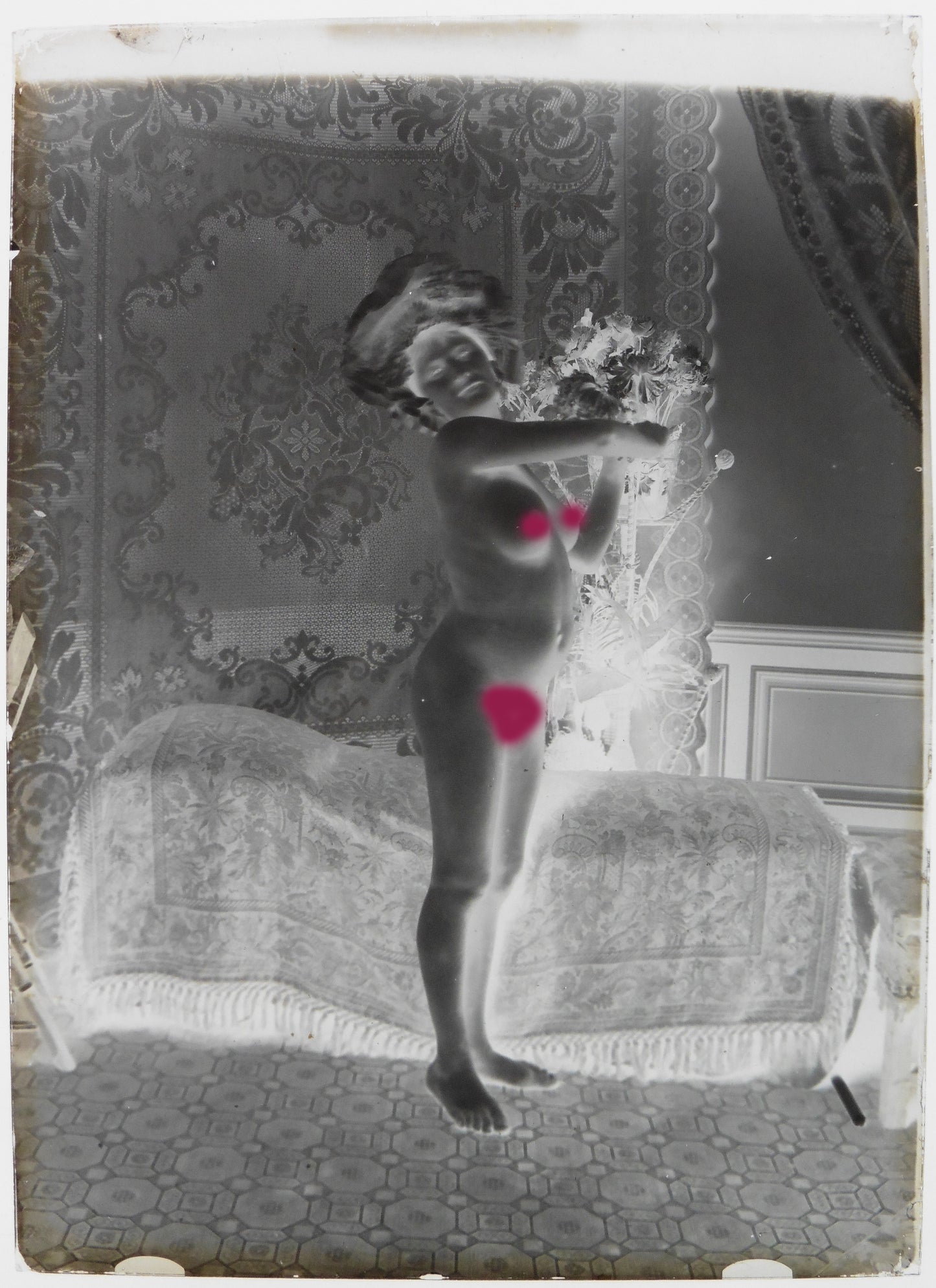 Nu, Nude, Curiosa, Erotisme, une jeune femme dénudée posant debout.Plaque de verre négative 13x18cm , Photo image négatif sur verre 1900'. réf:468