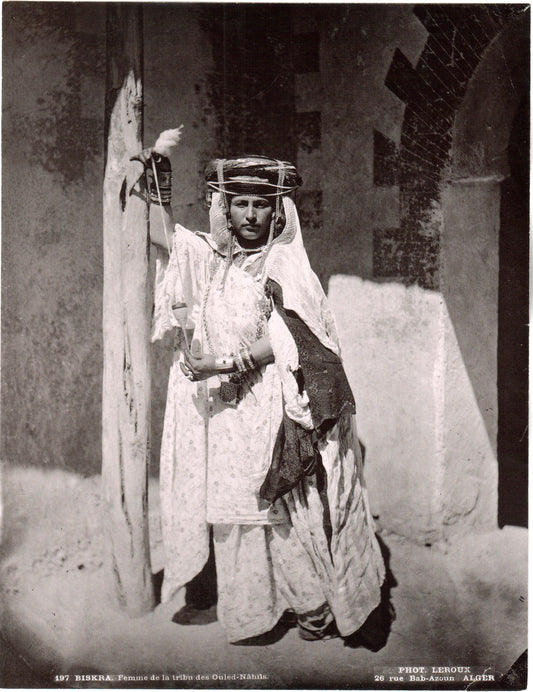 Leroux. Alger. Algérie. Biskra.Femme de la Tribu des Ouled-Nâhïls. Photo 19,7x25,6cm. 1890. Photo LEROUX, 26 rue Bab-Azoum à Alger.